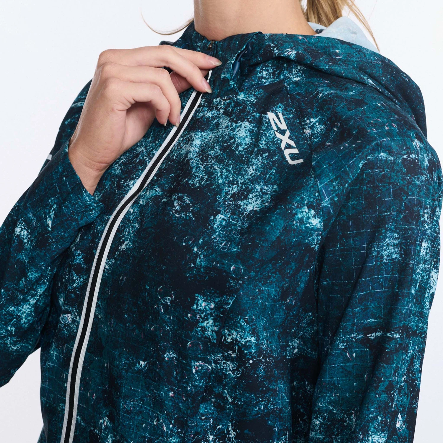 2XU | Women's Aero Jacket - Trailscape Blue - Image 4